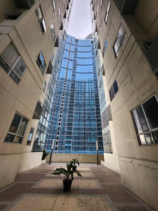Enjoy Bgc Sunset And Golf Course View 2 Bedroom Loft With 100Mbps Internet Connection Manila Ngoại thất bức ảnh