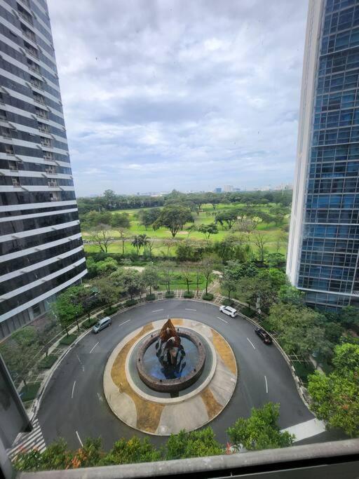 Enjoy Bgc Sunset And Golf Course View 2 Bedroom Loft With 100Mbps Internet Connection Manila Ngoại thất bức ảnh