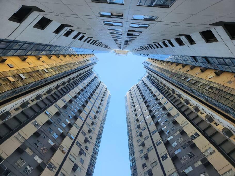 Enjoy Bgc Sunset And Golf Course View 2 Bedroom Loft With 100Mbps Internet Connection Manila Ngoại thất bức ảnh