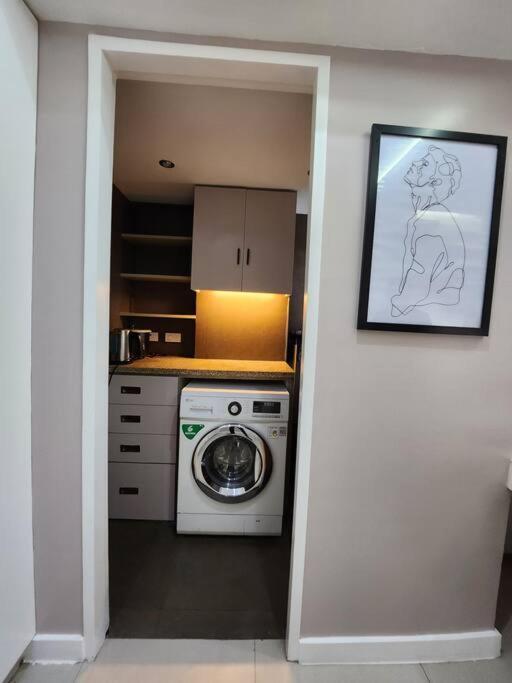 Enjoy Bgc Sunset And Golf Course View 2 Bedroom Loft With 100Mbps Internet Connection Manila Ngoại thất bức ảnh