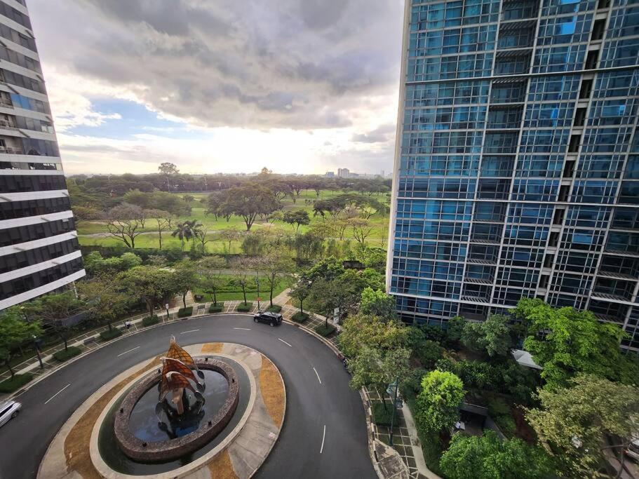 Enjoy Bgc Sunset And Golf Course View 2 Bedroom Loft With 100Mbps Internet Connection Manila Ngoại thất bức ảnh