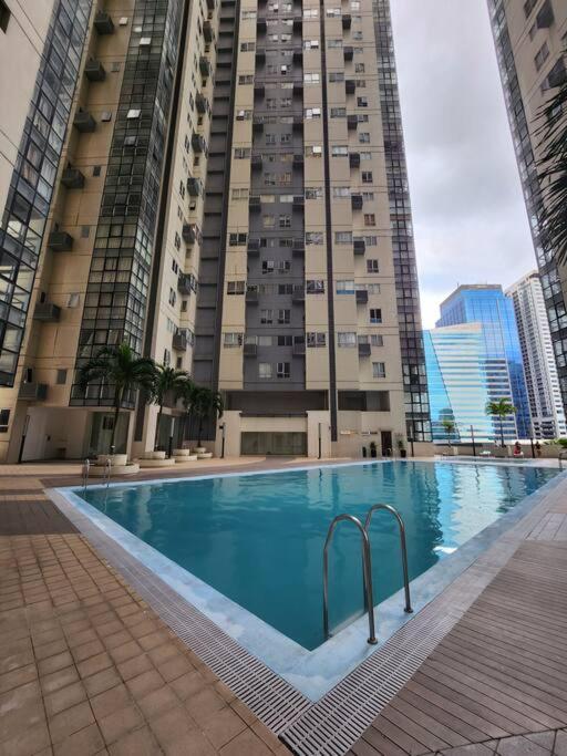 Enjoy Bgc Sunset And Golf Course View 2 Bedroom Loft With 100Mbps Internet Connection Manila Ngoại thất bức ảnh